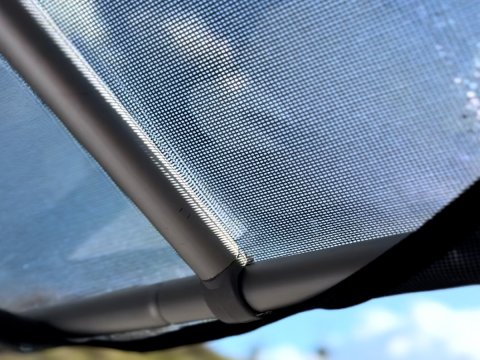 Avancée protection pluie et soleil James Baroud pour tente de toit Space M