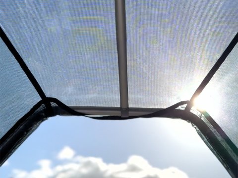 Avancée protection pluie et soleil James Baroud pour tente de toit Space M