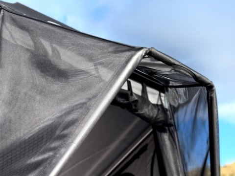 Avancée protection pluie et soleil James Baroud pour tente de toit Space M